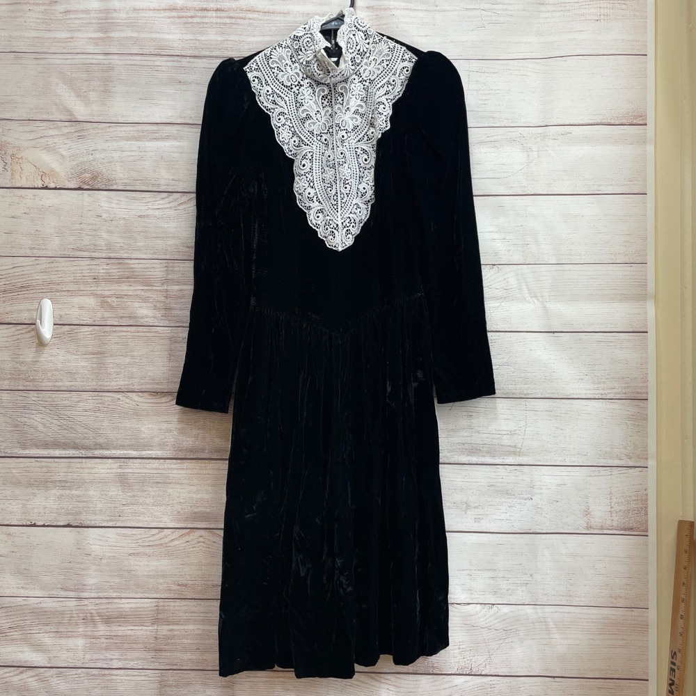 VINTAGE GUNNE SAX JESSICA MCCLINTOCK BLACK VELVET DRESS WITH LACE COLLAR